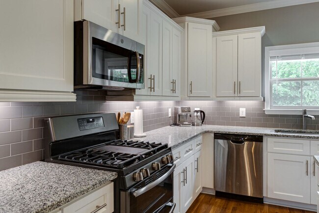 Building Photo - 4 Bedroom, 3 Bath Home w/ Backyard and 2 Car Garage