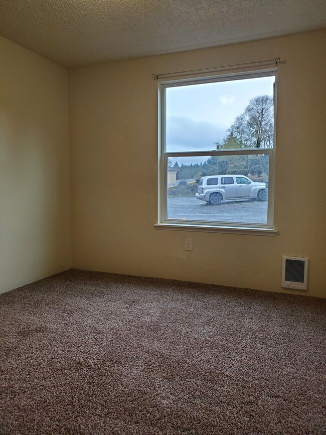 Building Photo - 2 bedroom 1 bath Lower Level Apartment in ...