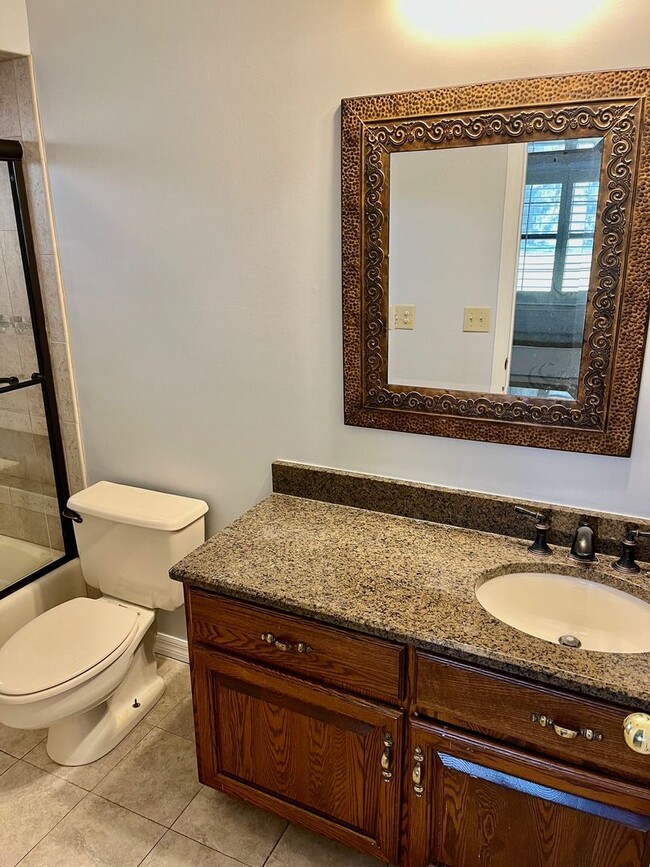 Building Photo - AVAILABLE 07/01!  HUGE 3300sqft  4BR/3.5BA...