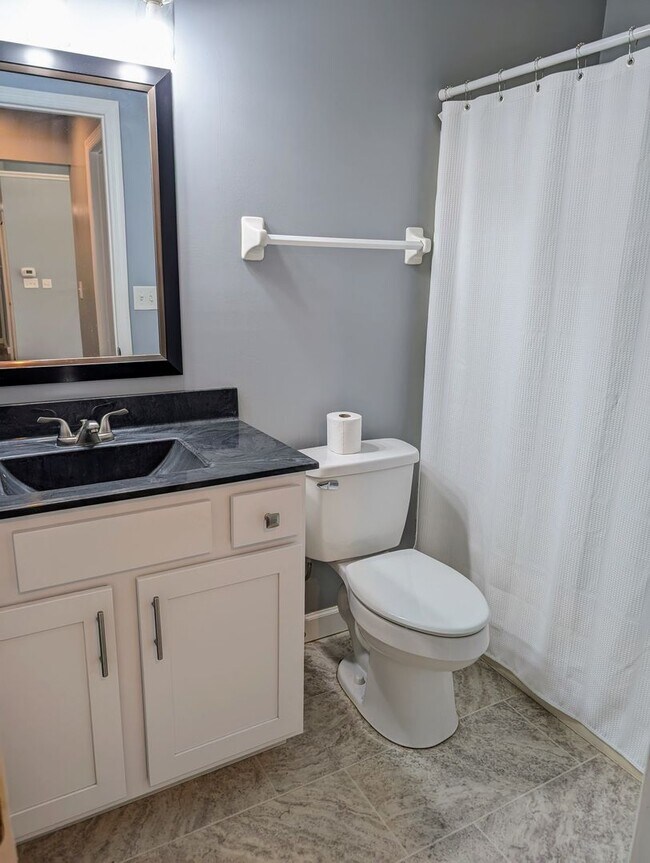 Building Photo - AVAILABLE 1/1/2026- 3 Bedroom / 2 Full Bath Home in Englewood!