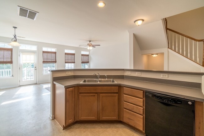Building Photo - Gorgeous 3 Bedroom Townhome in Davidson