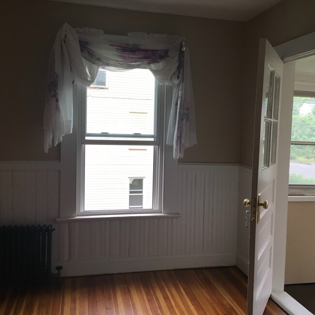 Building Photo - Spacious 3 Bedroom Single-family in Berlin!