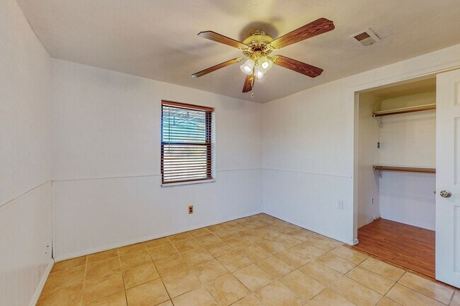 Building Photo - North Valley 4 Bedroom 2 Bath *Move-in Special* $1000 off 1st month rent if you sign by 11/30/25