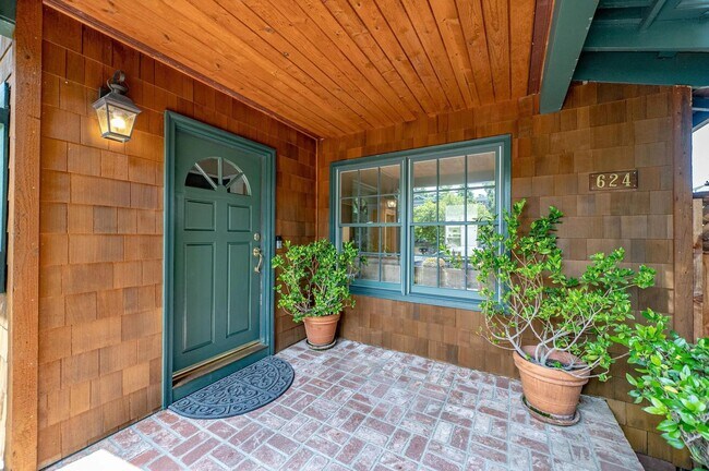 Building Photo - Updated 3BD/2BA Menlo Park Home with French Oak Floors + Bonus Room