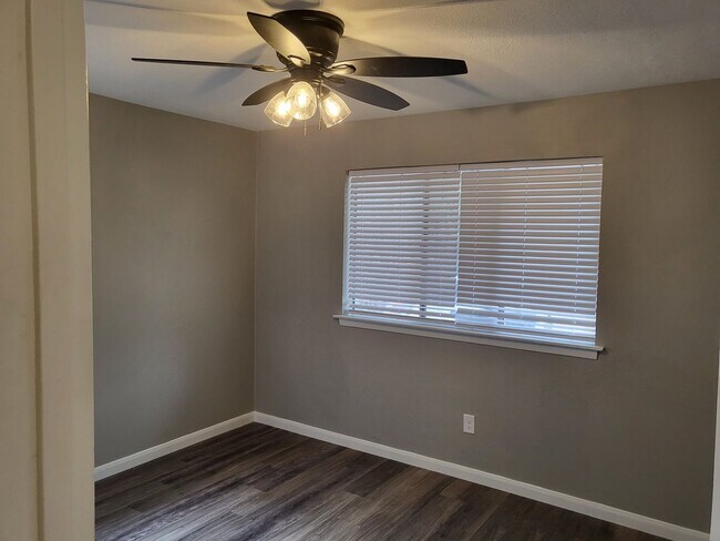 Building Photo - 1213 Carroll Dr