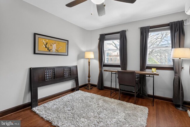 Building Photo - 32 Farragut Pl NW