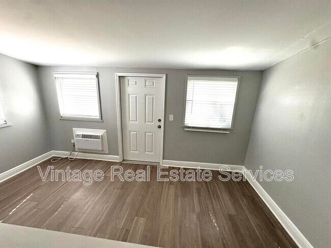 Building Photo - 4611 N Hubert Ave