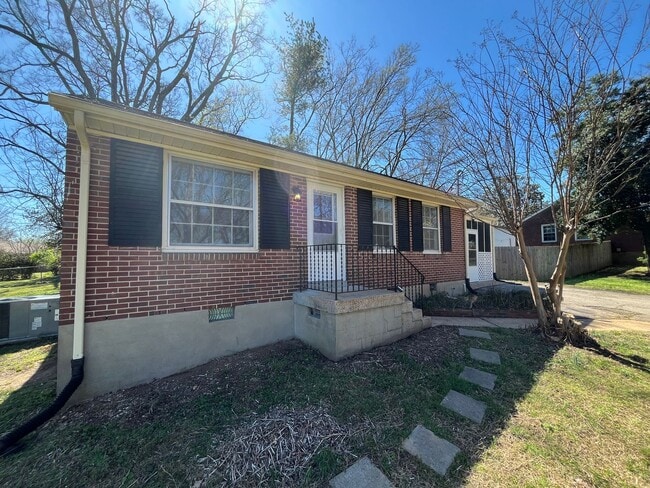 Building Photo - Totally Renovated! Great 2 Bed 1 Bath Home in South Nashville!