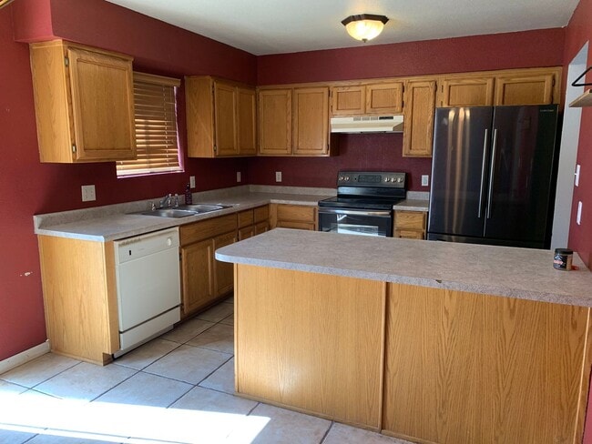 Building Photo - 3 BEDROOM HOME!