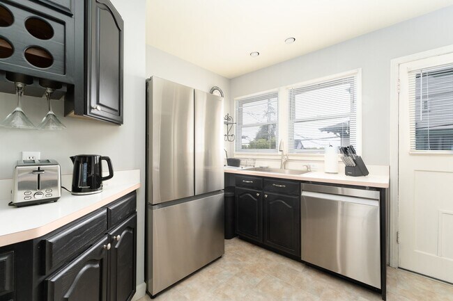 Building Photo - Lighthouse Haven - PGPM - CS - T/L