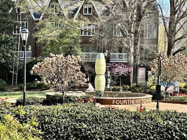 Building Photo - 229 N Poplar St