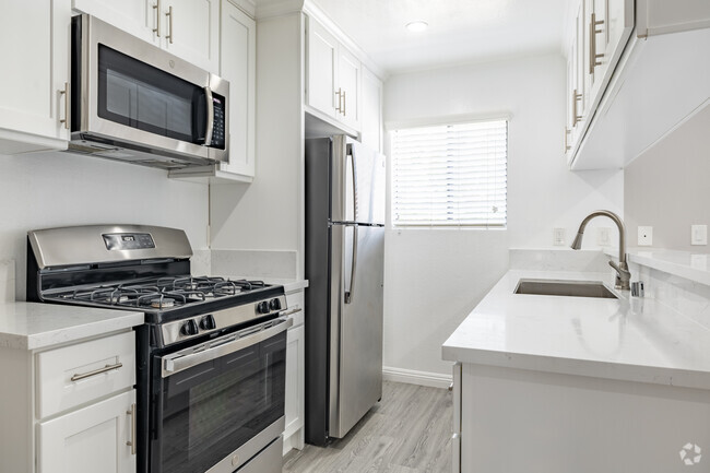 2BR, 2BA - 757SF - Kitchen - Superior Place Apartments