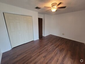 Building Photo - 2 bed,1.5 bath Rent
