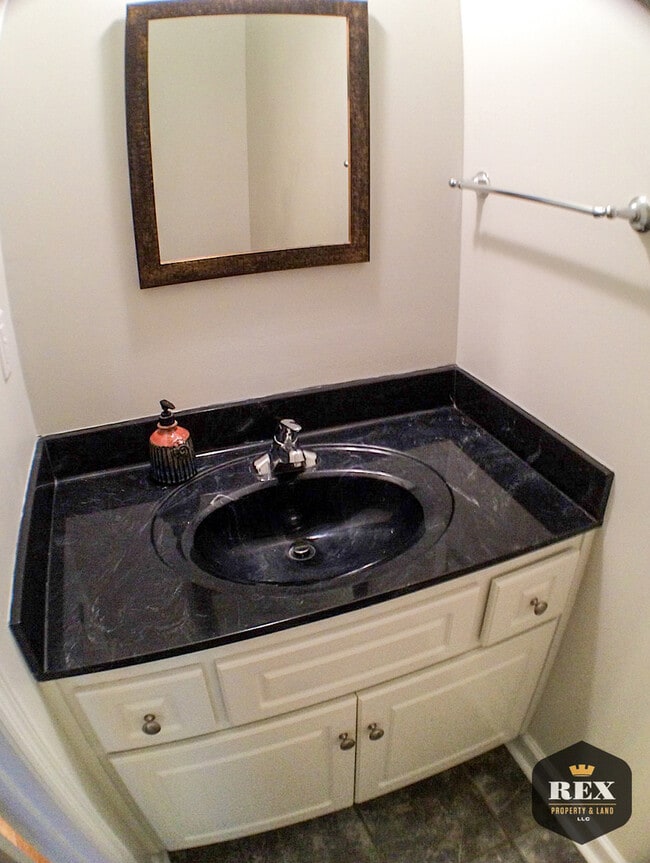 Building Photo - Modern 2 bedroom 2.5 bath Townhome with fe...