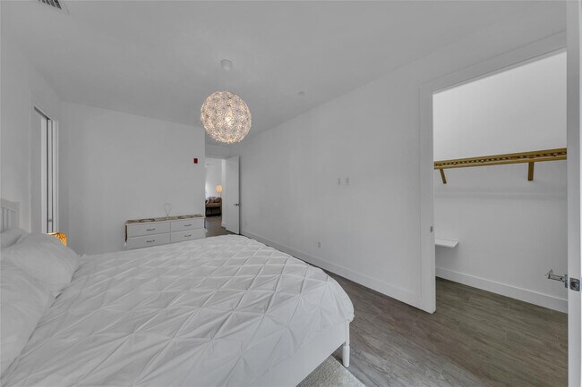 Building Photo - 1045 NE 18th Ave