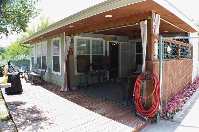 Building Photo - CANYON LAKE HILLS