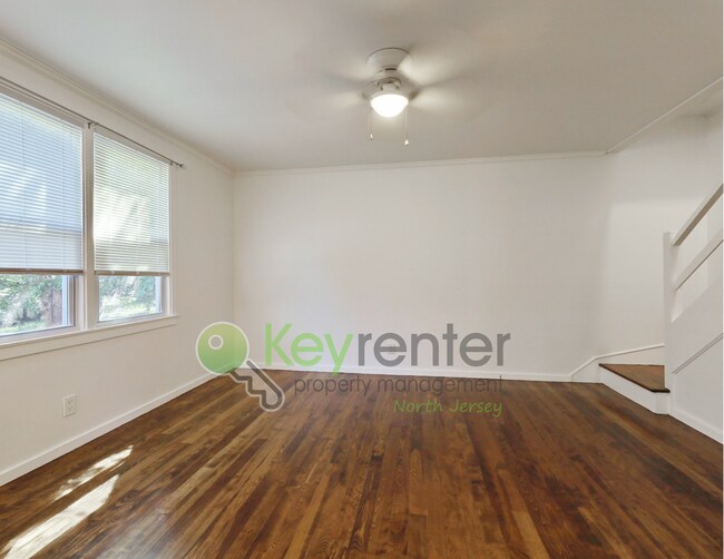 Building Photo - De Graw Ave Triplex