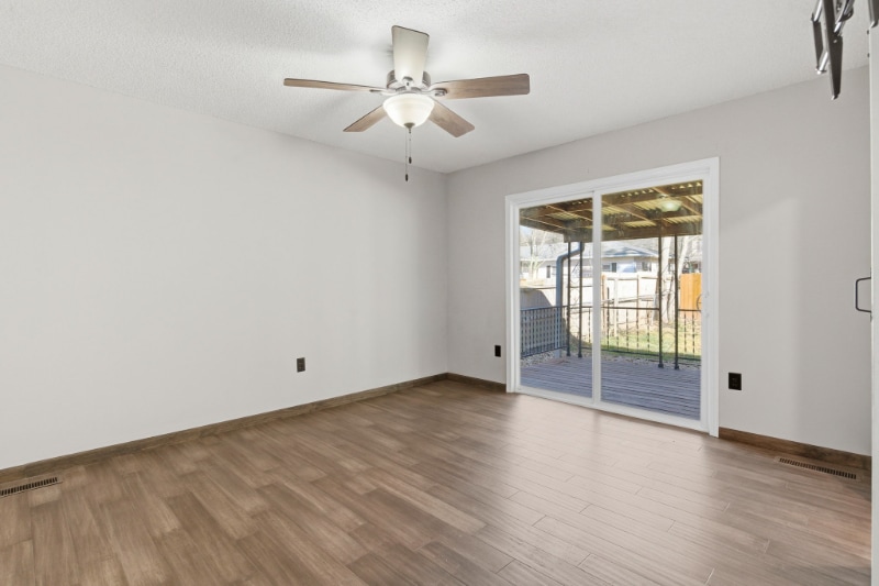 Building Photo - 405 Lake Dr