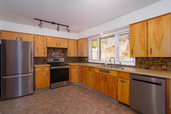 Building Photo - ***MOVE IN SPECIAL 1/2 OFF FIRST FULL MONTH'S RENT***  3 Bed 1.5 Bath Home in Shadle neighborhood...