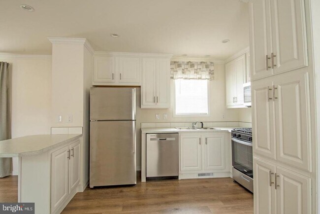 Building Photo - 6 Greenwood Cir