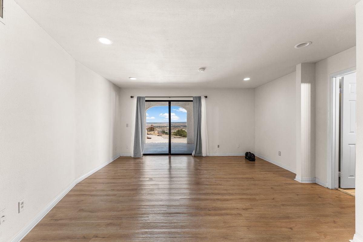 Building Photo - 1055 Lakeview Dr