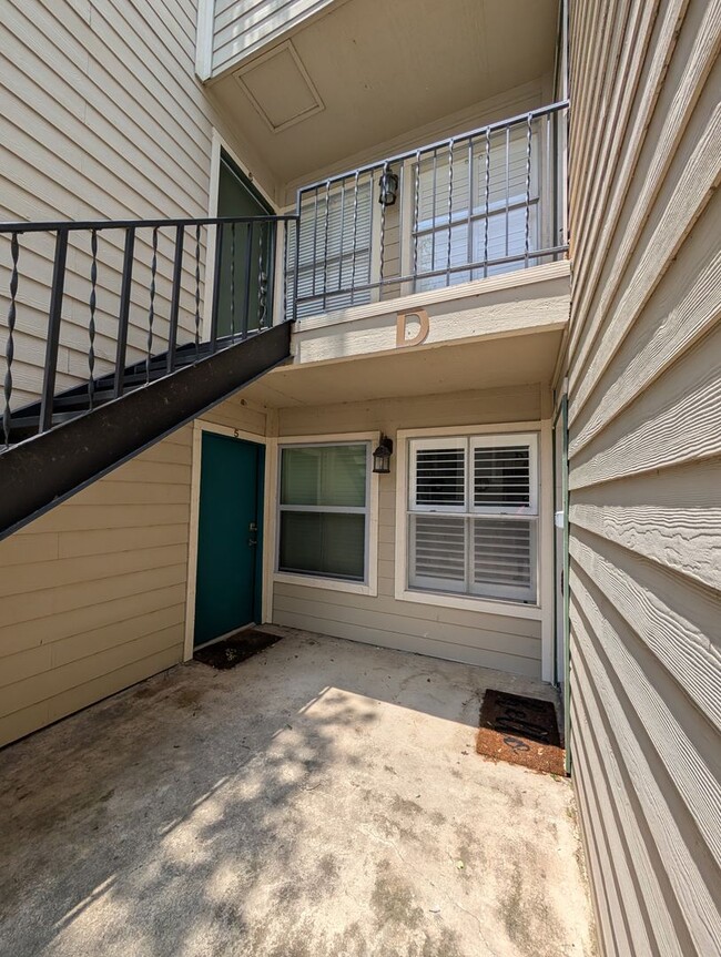 Building Photo - 2/2 Condo on Lake McQueeny / Waterfront Condos / Boat Slip / Fridge, Washer, Dryer Included / Com...