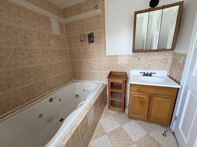 Building Photo - 21 Juniper St