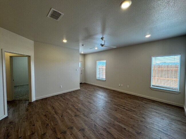 Building Photo - Luxury Townhome in Abbey Glen Community!