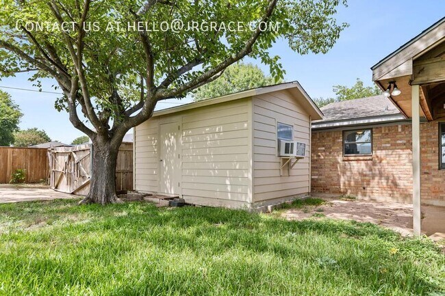 Building Photo - 429 Lindenwood Ln W