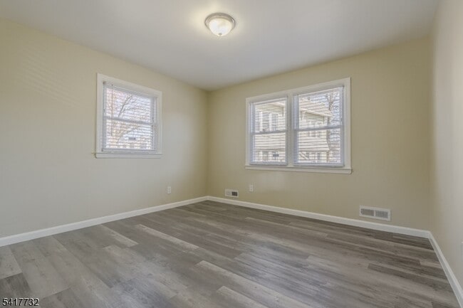 Building Photo - 15 Crown St