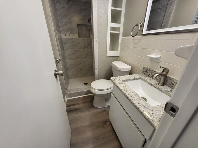 Building Photo - 2110 Redbud Ln