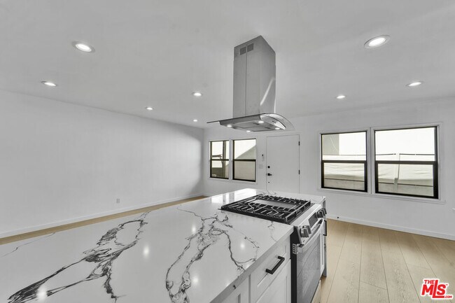 Building Photo - 926 N Spaulding Ave