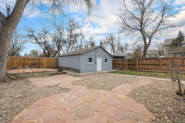 Building Photo - Duplex unit near Downtown! Utilities inclu...