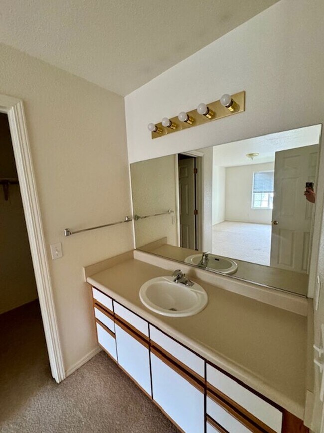 Building Photo - 2 Bedroom 2 Bath Centrally Located Condo