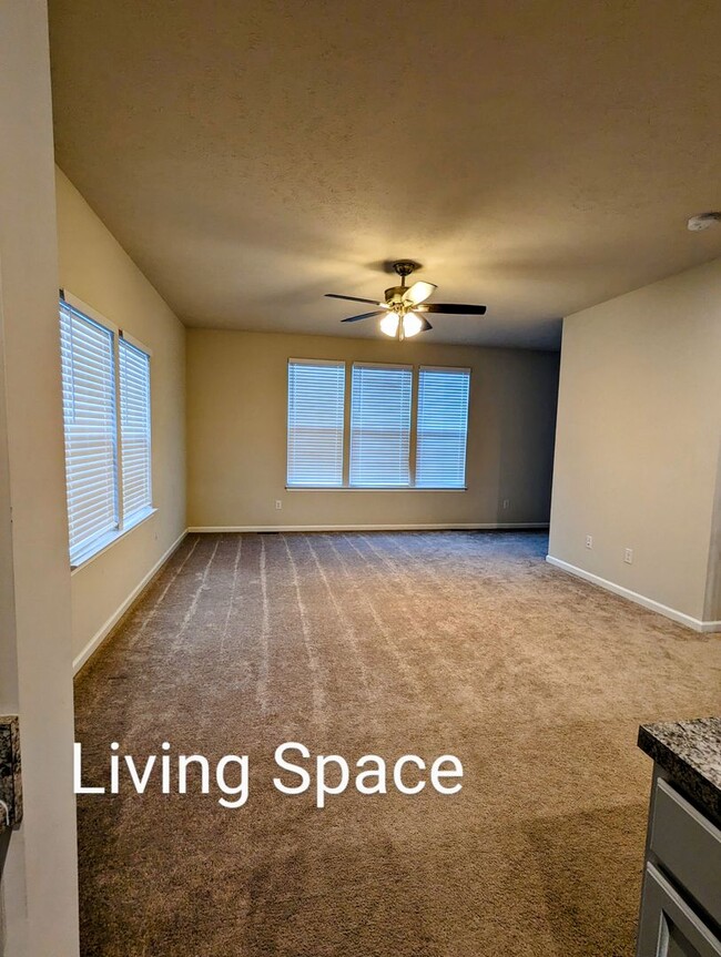 Building Photo - Luxury Townhome