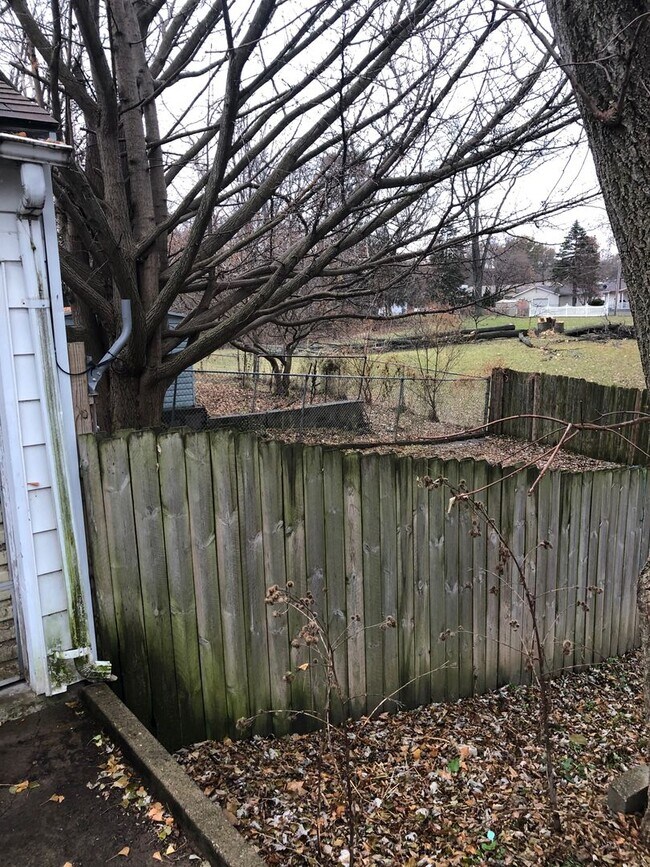 Building Photo - 2 BR/1 Bath home