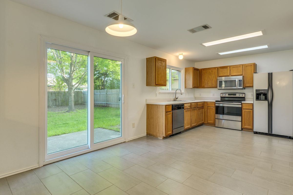 Building Photo - 162 Madisons Way