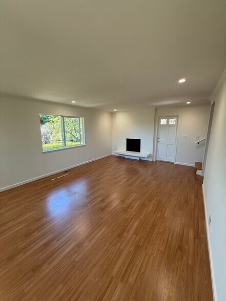 Building Photo - 35 Longwood Dr