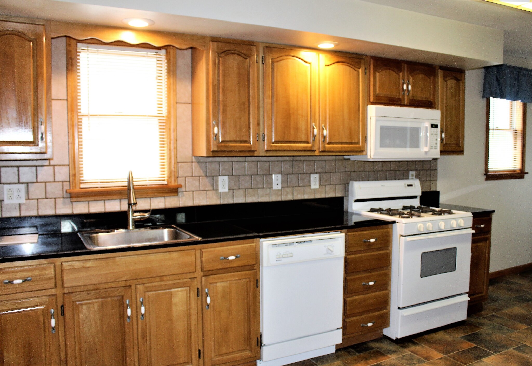 Modern tiled backsplash - 78 Elm St