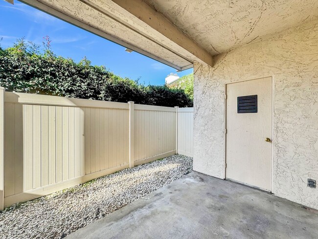 Building Photo - Great 3B/2BA Condo in La Jolla!