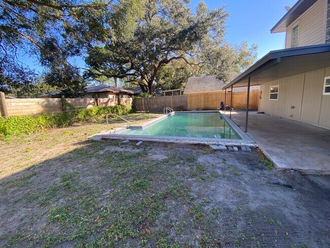 Building Photo - 2927 Forest Ln