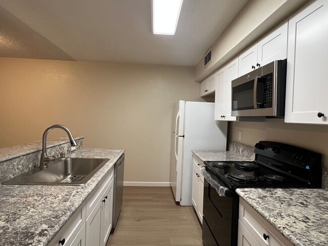 Building Photo - Updated South Natomas Condo