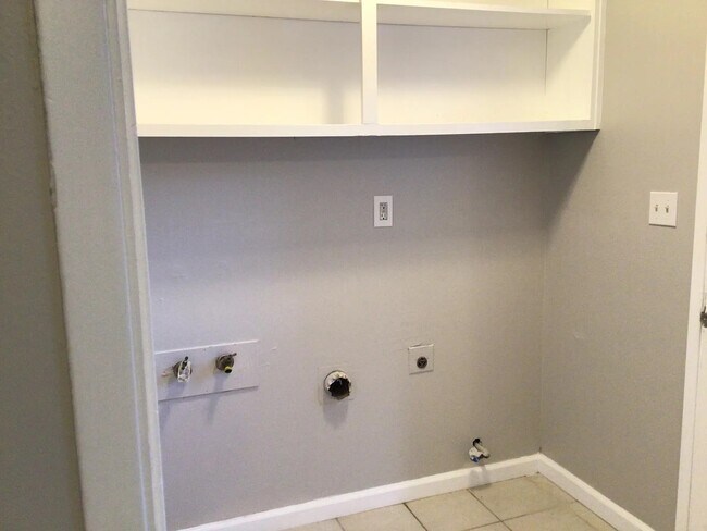 Hookup for washer dryer - 2165 Abbott Ave