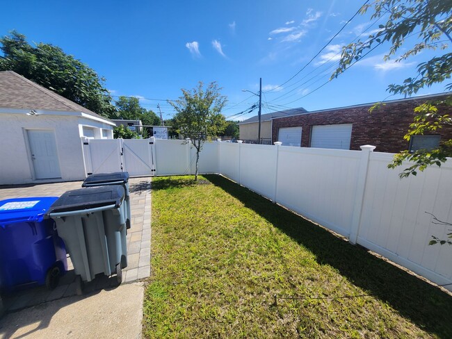 Building Photo - Spacious Single Family Home on Hyde Park A...