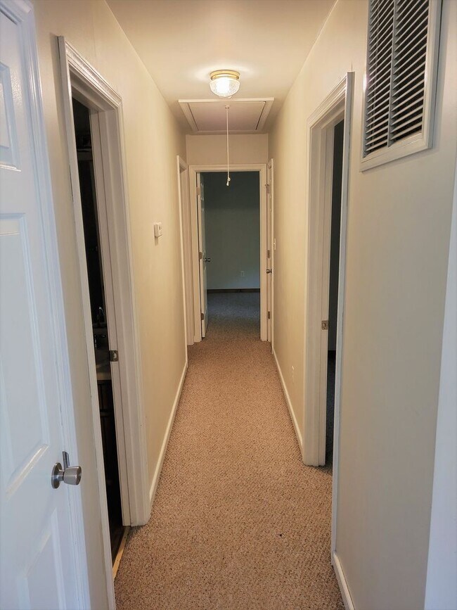 Building Photo - Spacious 3 bedroom 2 bath rancher availabl...