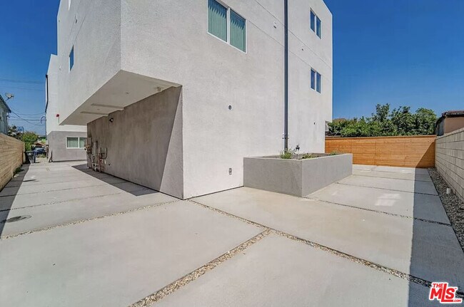 Building Photo - 204 E 29th St