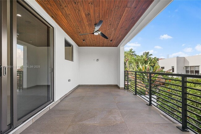 Building Photo - 813 NE 17th Terrace