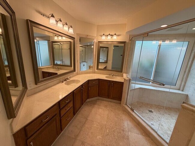 Building Photo - Spacious 2 Bedroom, 2 Bathroom Condo in Gated Lake Pineloch Village!