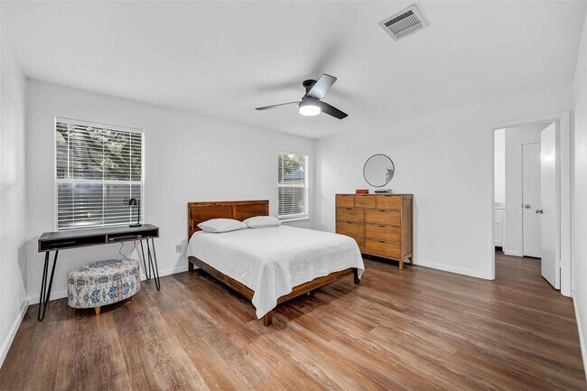 Building Photo - 1700 Palmetto Dr