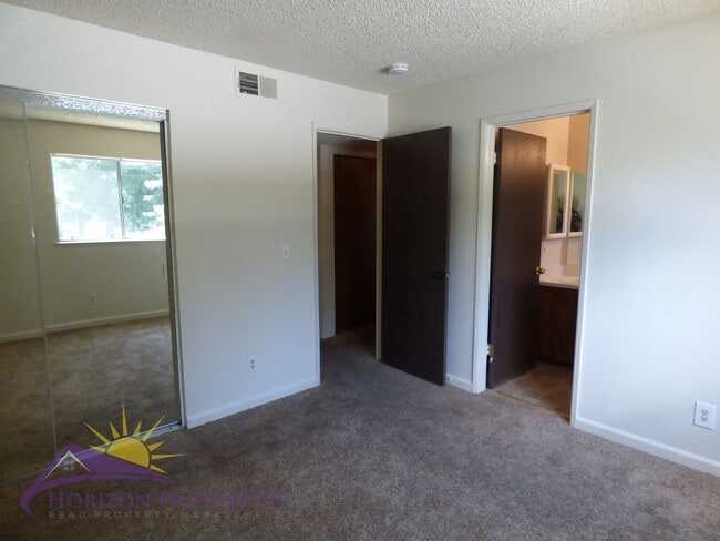 Building Photo - Condo in South Natomas, 2 Bed 2 Bath 840 sqft